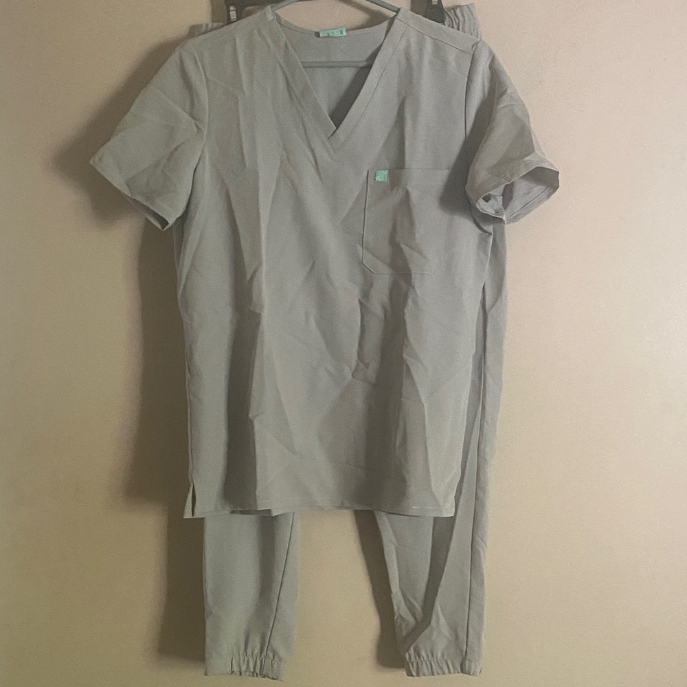 Garde Malade Light Gray Scrub Set